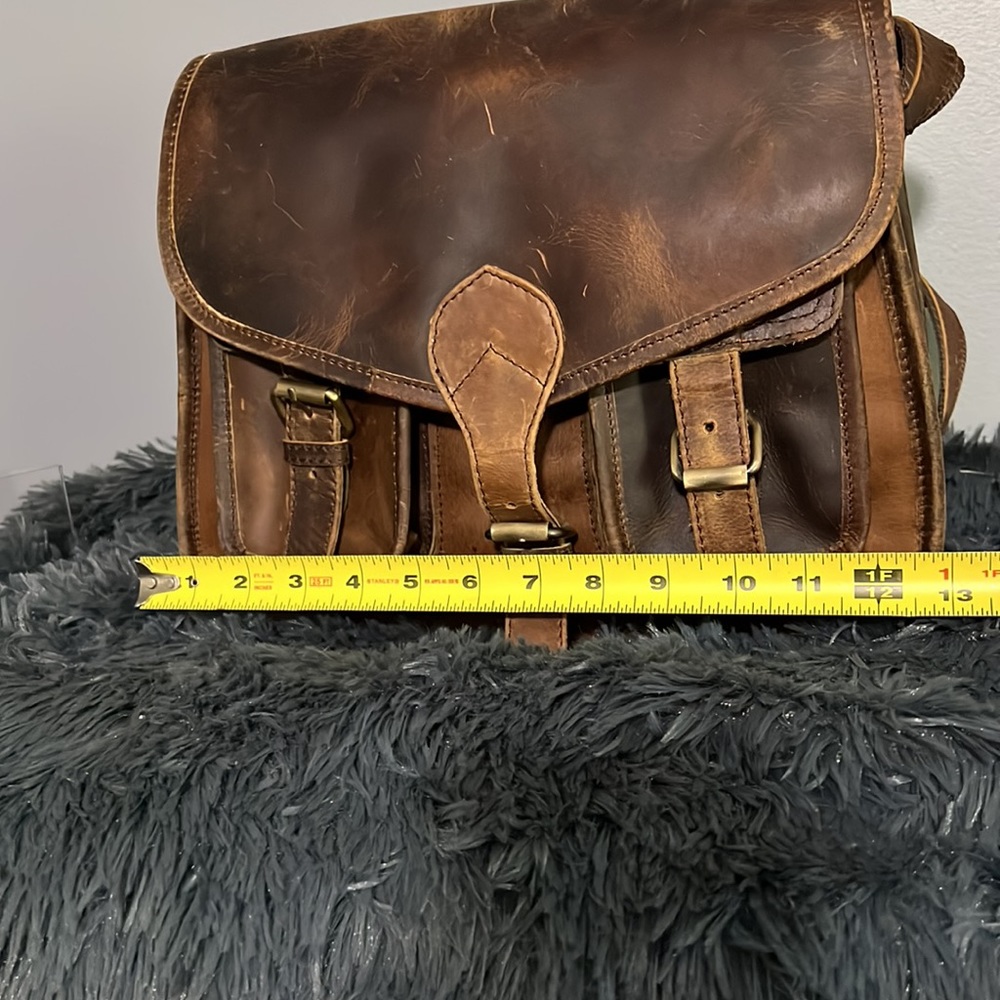 Larger sized crossbody leather bag - Picture 4 of 6